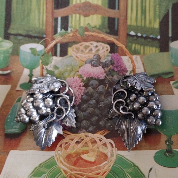 Napier Danish Grape Leaf Silver-Plated Brass Clipback Earrings 1959 - Picture 1 of 9